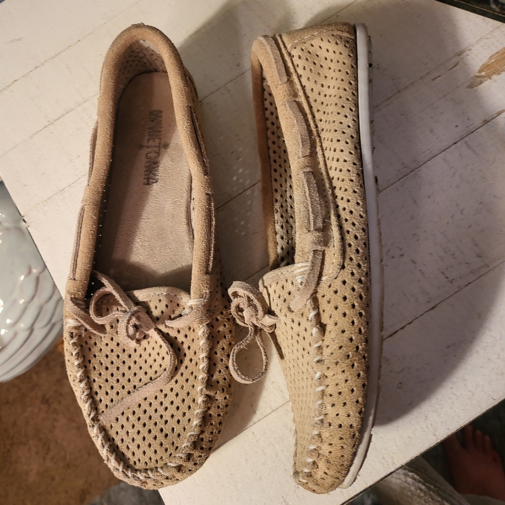 Minnetonka Perforated Moc Flex Rubber Sole in Stone Beige sz 7.5 - Picture 3 of 5